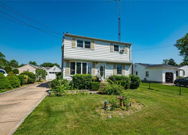 Property at 926 9th St, West Babylon, NY 11704, 4 beds, 2 baths