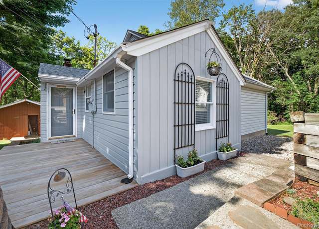 Property at 62 Lakeside Dr, New Windsor, NY 12553, 4 beds, 2.5 baths
