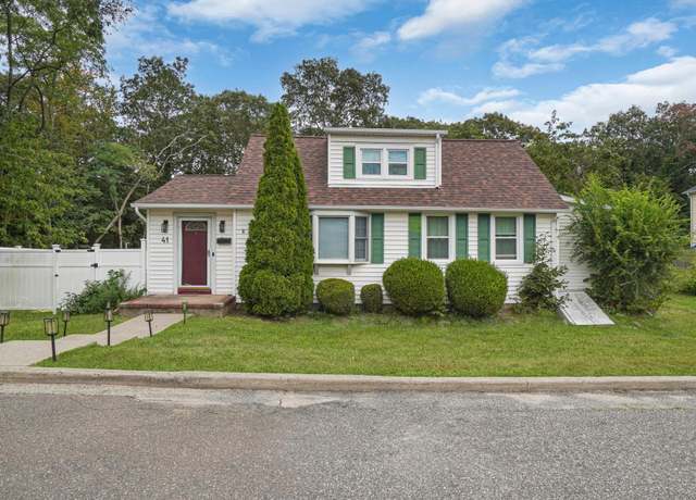 Property at 41 Lawrence St, Farmingdale, NY 11735, 3 beds, 2 baths