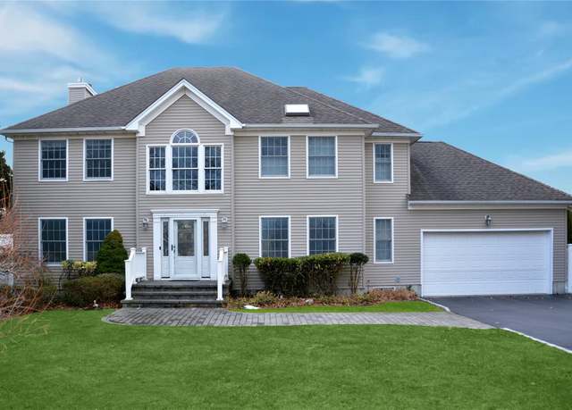 Property at 9 Franciscan Ln, Smithtown, NY 11787, 4 beds, 2.5 baths