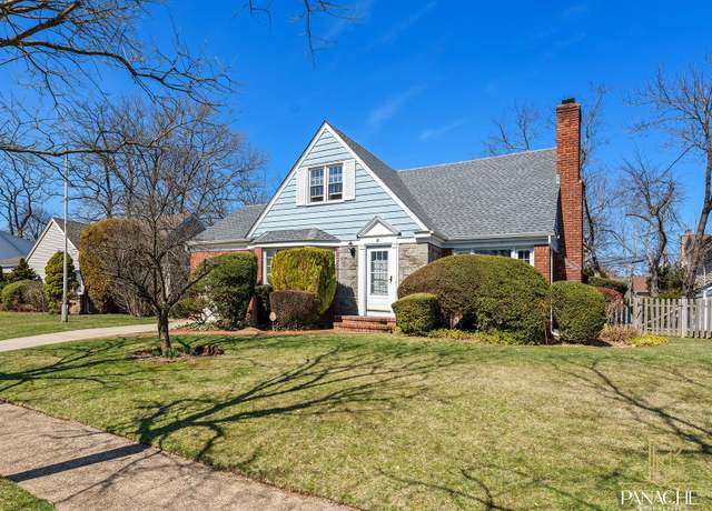 Property at 8 Milburn Ct, Freeport, NY 11520, 3 beds, 1.5 baths