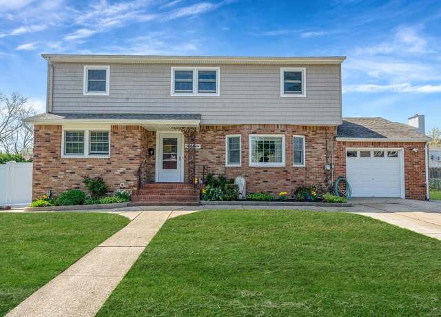 Property at 14 Pine Acres Blvd, Deer Park, NY 11729, 5 beds, 3 baths