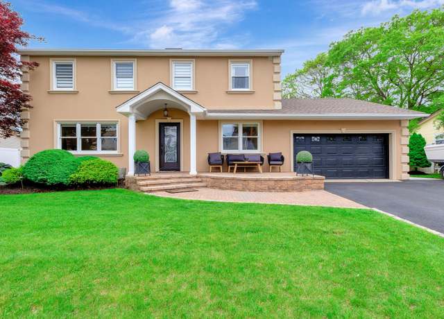 Property at 274 Perimeter St, Holbrook, NY 11741, 4 beds, 3 baths