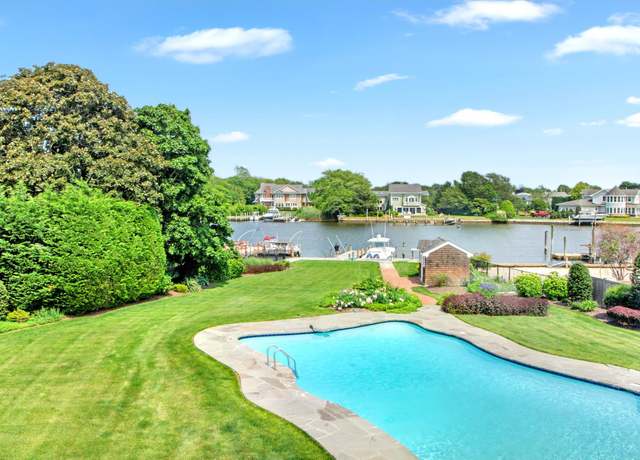 Property at 161 Wampum Ln, West Islip, NY 11795, 4 beds, 2.5 baths