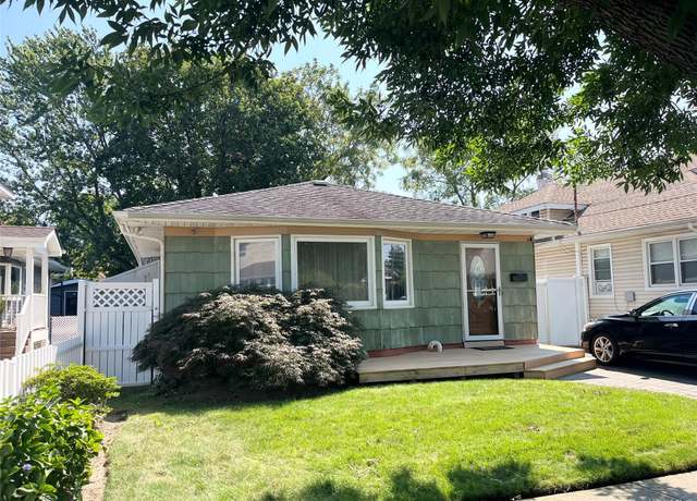 Property at 2761 Harvard Pl, Baldwin, NY 11510, 3 beds, 1 bath