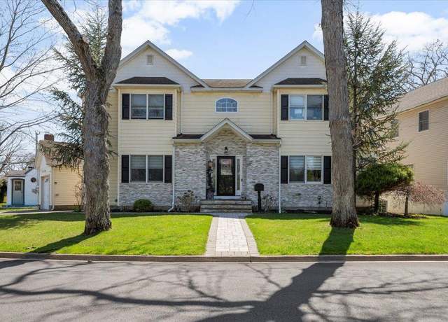 Property at 88 Powell Pl, Farmingdale, NY 11735, 4 beds, 3.5 baths