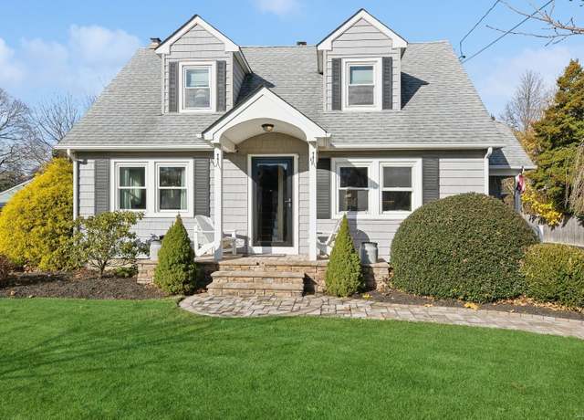 Property at 790 Peconic Bay Blvd, Jamesport, NY 11947, 4 beds, 3 baths