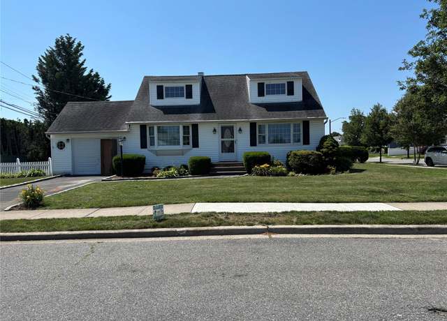 Property at 113 Wilfred Blvd, Hicksville, NY 11801, 4 beds, 2 baths