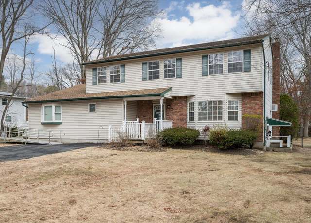Property at 2541 Pine Ave, Ronkonkoma, NY 11779, 4 beds, 1.5 baths