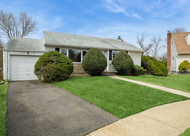Property at 3 Narkin Ct, Hicksville, NY 11801, 3 beds, 1 bath
