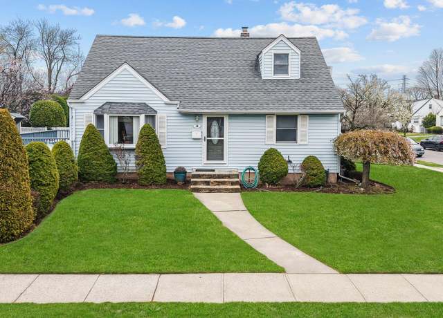 Property at 10 Meadow Dr, Albertson, NY 11507, 4 beds, 2 baths