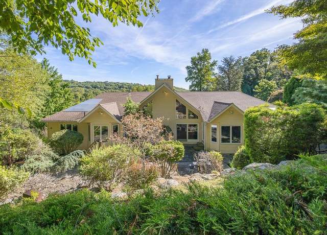 Property at 5 Hayes Ct, Stony Point, NY 10980, 4 beds, 2.5 baths