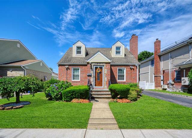 Property at 31 Pilgrim St, New Hyde Park, NY 11040, 3 beds, 1 bath