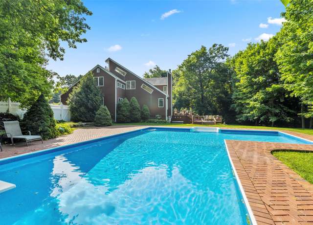 Property at 8 Braemer Rd, East Setauket, NY 11733, 4 beds, 3.5 baths