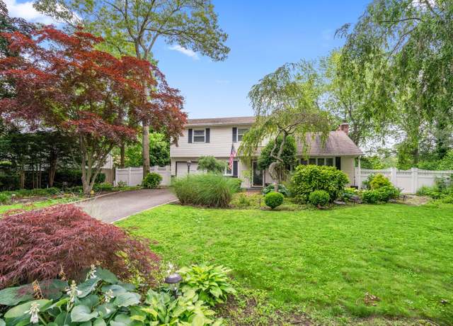 Property at 2 Fernwood Dr, Commack, NY 11725, 4 beds, 1.5 baths