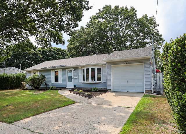Property at 4 Naples Ave, Central Islip, NY 11722, 4 beds, 1.5 baths