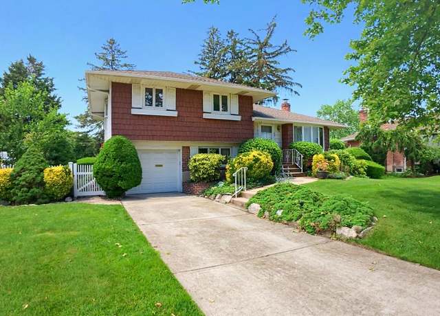 Property at 15 Lane Ave, Plainview, NY 11803, 3 beds, 1.5 baths