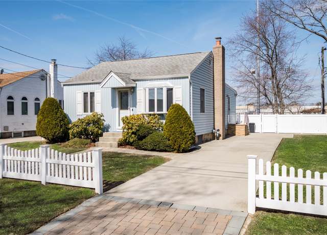 Property at 1 Glenda Dr, West Babylon, NY 11704, 3 beds, 1 bath