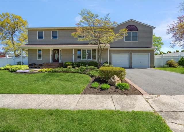 Property at 5 Beaumont Ln, Lake Grove, NY 11755, 5 beds, 4 baths
