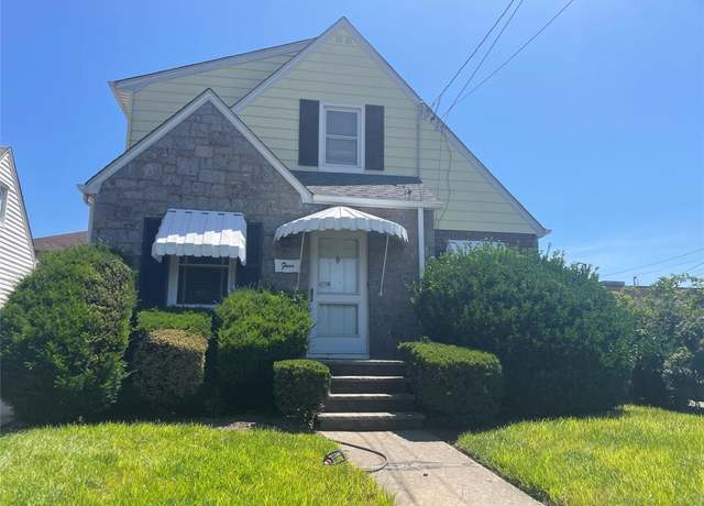 Property at 4 New Hyde Park Rd, New Hyde Park, NY 11040, 4 beds, 2 baths
