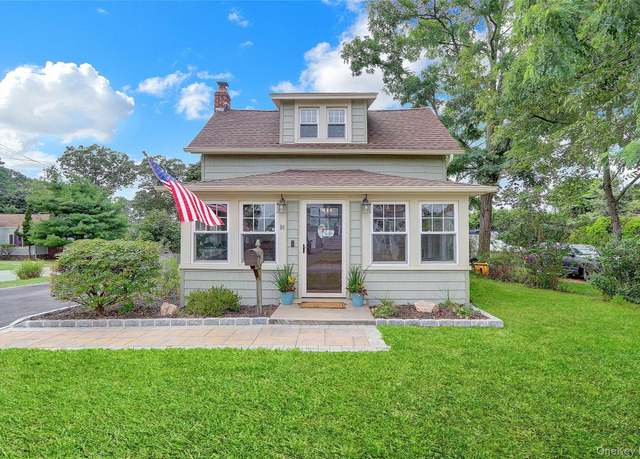 Property at 94 Chapel Ave, East Patchogue, NY 11772, 2 beds, 1 bath