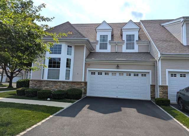Property at 4 Toni Ct, Center Moriches, NY 11934, 2 beds, 2.5 baths
