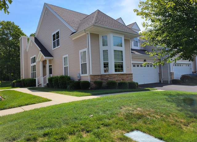 Property at 4 Toni Ct, Center Moriches, NY 11934, 2 beds, 2.5 baths