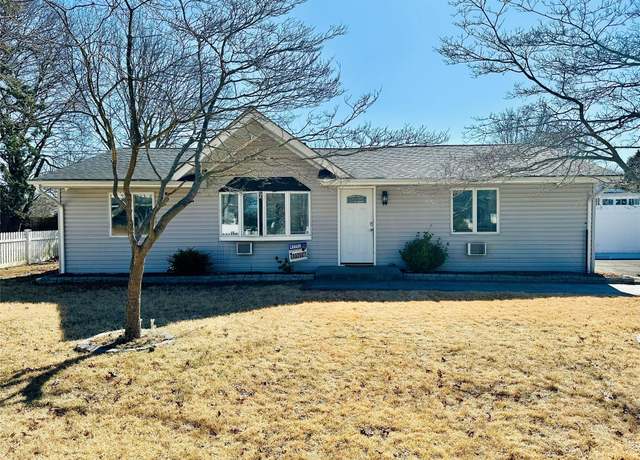 Property at 44 Morris Ave, Patchogue, NY 11772, 4 beds, 1.5 baths