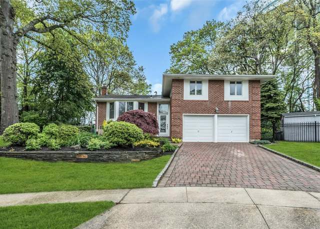 Property at 31 Elmwood Ct, Plainview, NY 11803, 4 beds, 2.5 baths