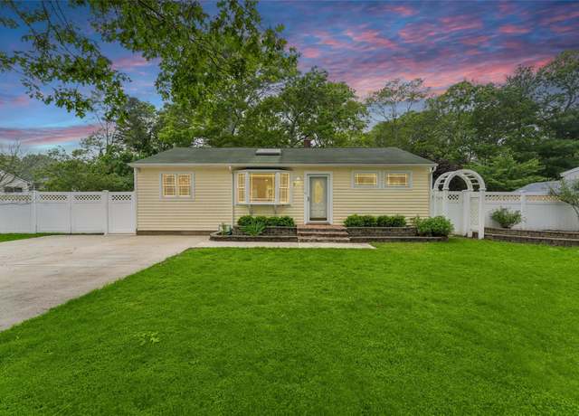 Property at 8 Park Ln, Hampton Bays, NY 11946, 2 beds, 2 baths