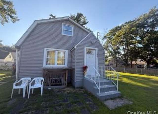 Property at 184 Caleb's Path, Brentwood, NY 11717, 3 beds, 2 baths