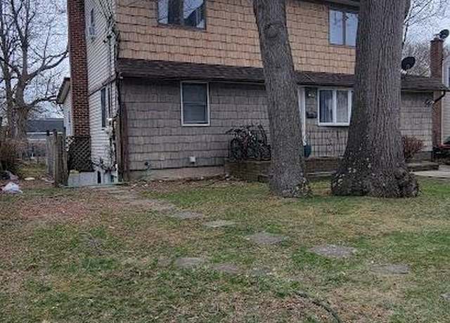 Property at 40 Samuel St, Ronkonkoma, NY 11779, 5 beds, 2 baths