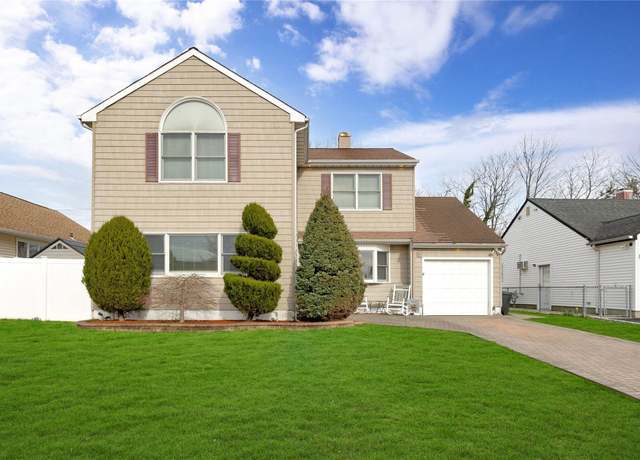 Property at 518 Farmranch Rd E, Bethpage, NY 11714, 4 beds, 2 baths