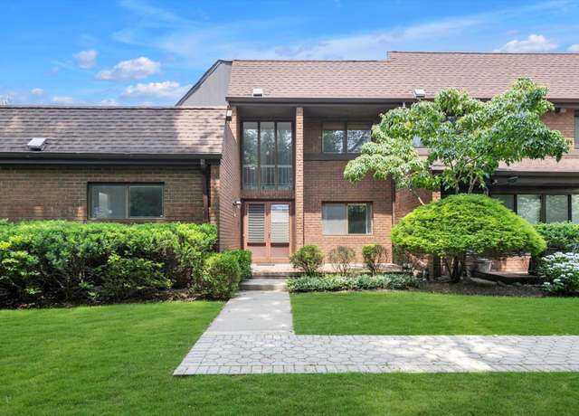 Property at 66 Chestnut Hl, Roslyn, NY 11576, 3 beds, 3.5 baths