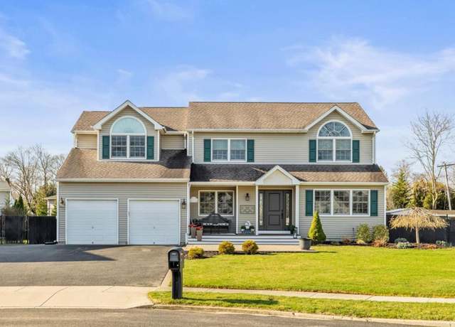 Property at 51 Clifford Blvd, Hauppauge, NY 11788, 4 beds, 3.5 baths