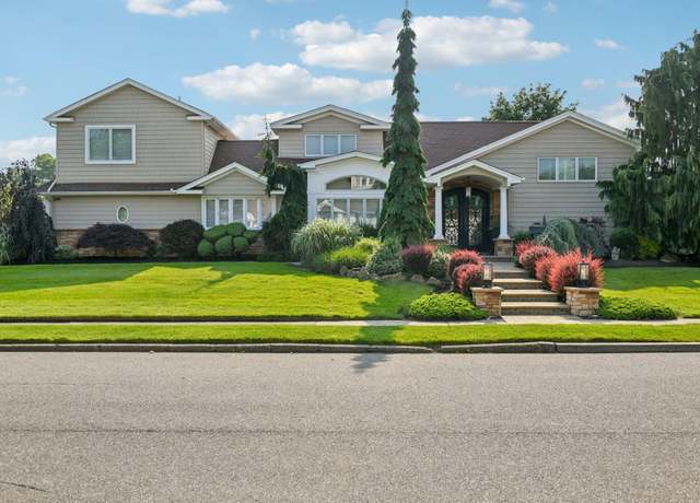 Property at 122 Queens Ct, Massapequa Park, NY 11762, 5 beds, 3.5 baths