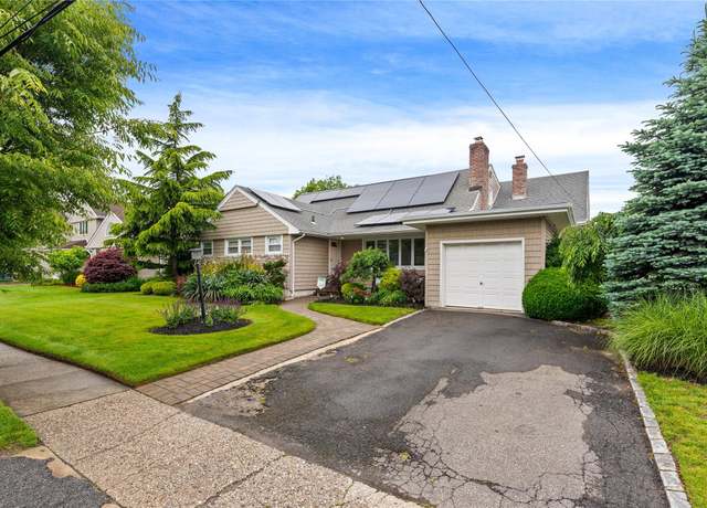 Property at 10 Cail Dr, East Rockaway, NY 11518, 6 beds, 3 baths