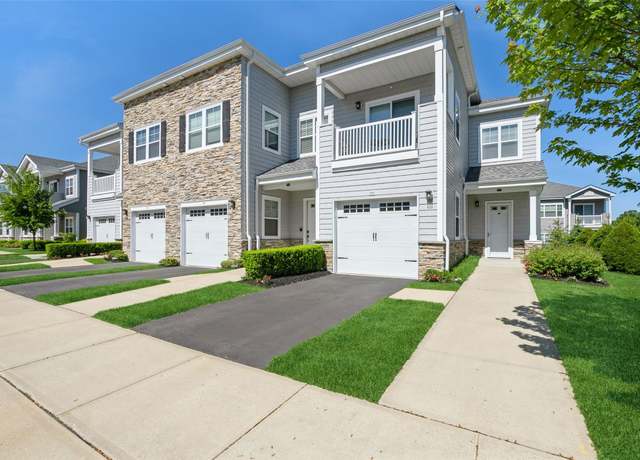 Property at 193 Summer Cir, East Northport, NY 11731, 2 beds, 2 baths