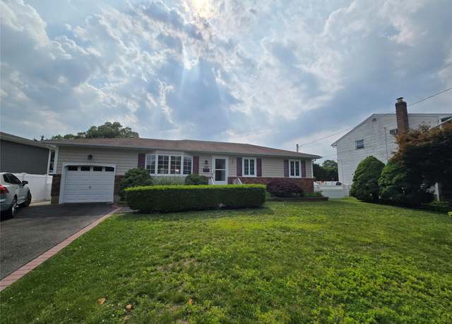 Property at 302 Carlls Path, Deer Park, NY 11729, 3 beds, 1 bath