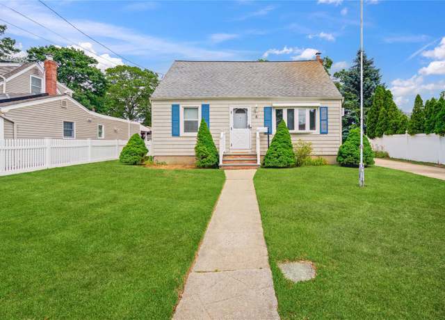 Property at 6 Vermont St, Lindenhurst, NY 11757, 4 beds, 2 baths