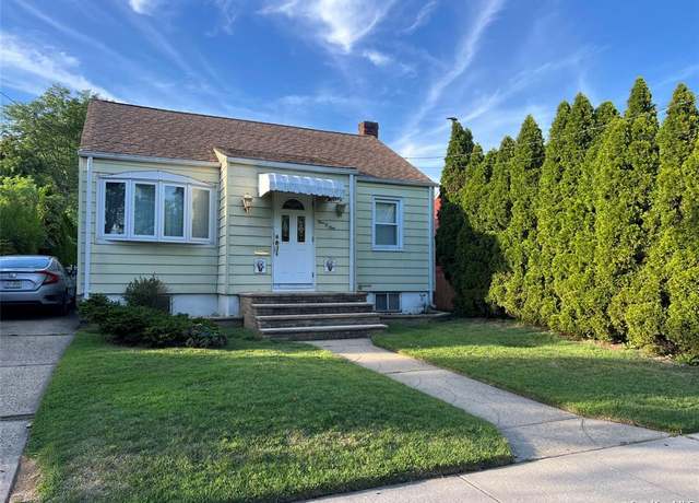 Property at 101 Hampton Ave, Albertson, NY 11507, 3 beds, 2 baths