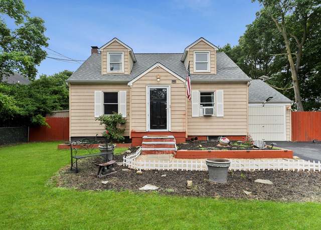 Property at 824 Lincoln Ave, Bohemia, NY 11716, 4 beds, 2 baths