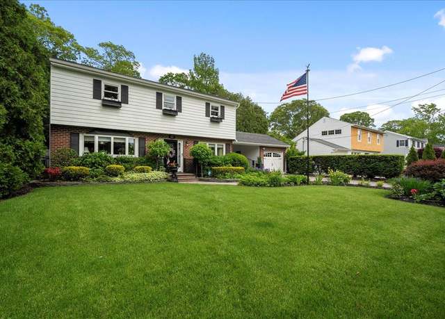Property at 27 Bieselin Rd, Bellport Village, NY 11713, 2 beds, 1.5 baths