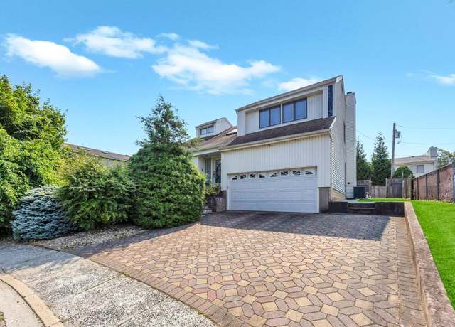 Property at 34 Gloria Pl, Plainview, NY 11803, 4 beds, 2.5 baths