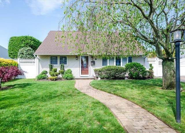 Property at 16 Roxbury Ln, Massapequa, NY 11758, 4 beds, 1.5 baths