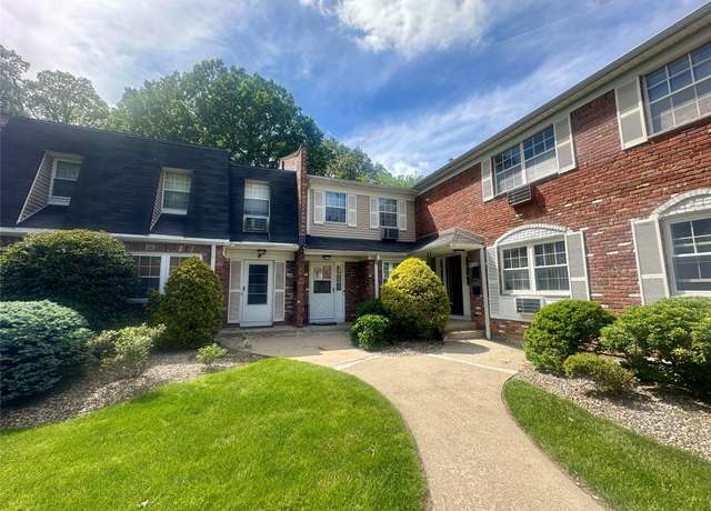 Property at 202 Doxbury Ln, Suffern, NY 10901, 2 beds, 2.5 baths