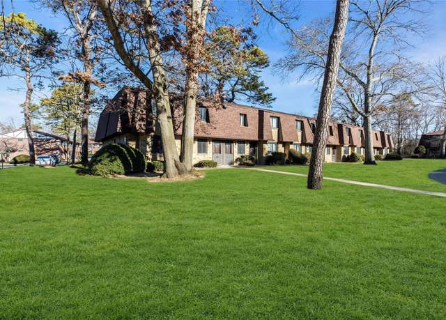 Property at 35 Newbrook #35, Bay Shore, NY 11706, 1 bed, 1 bath
