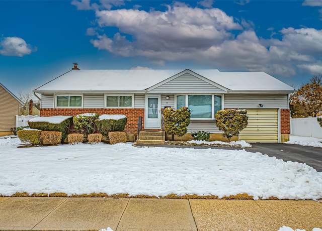 Property at 51 Kalda Ln, Plainview, NY 11803, 3 beds, 1 bath