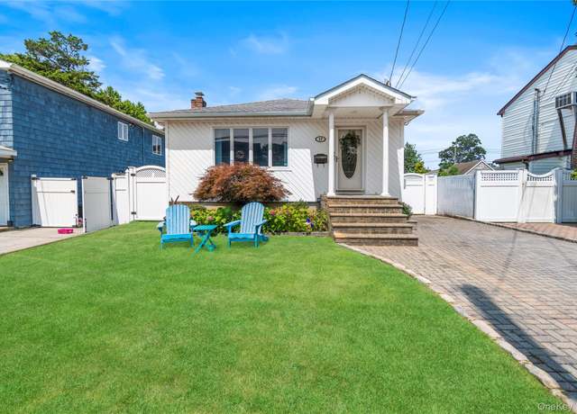 Property at 17 Linden St, Massapequa, NY 11758, 3 beds, 1 bath