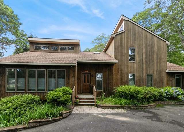 Property at 1572 Middle Rd, Calverton, NY 11933, 4 beds, 2.5 baths